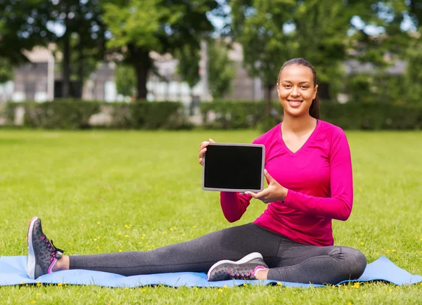 Lächelnde Frau mit Tablet-PC im Freien — Stockfoto