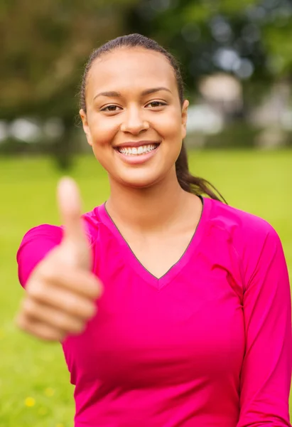 Sonriente afroamericana mujer mostrando pulgares hacia arriba —  Fotos de Stock