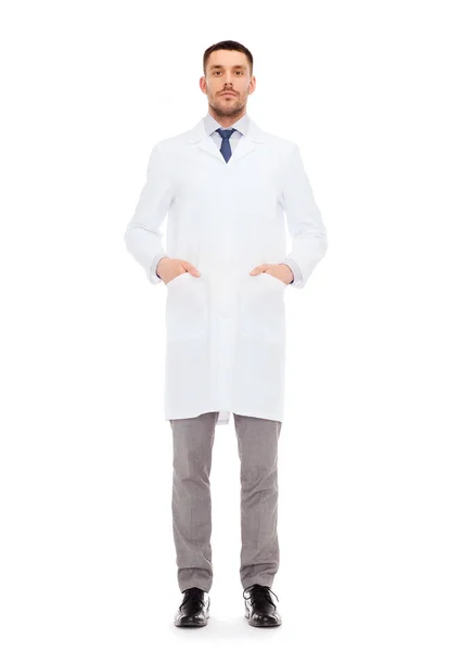 Чоловічий лікар у білому пальто — стокове фото