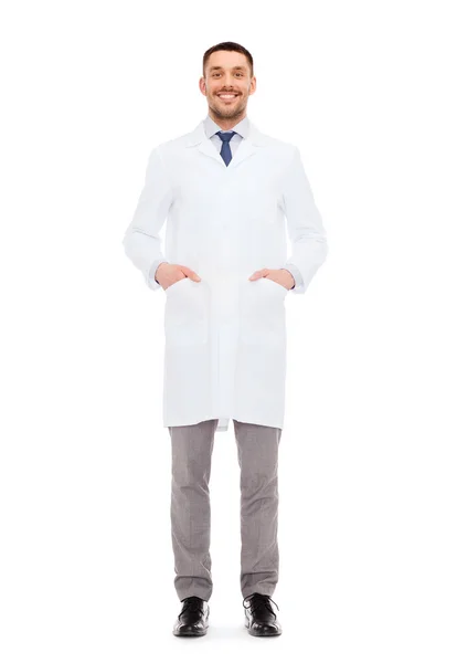 Medico maschio sorridente in cappotto bianco — Foto Stock