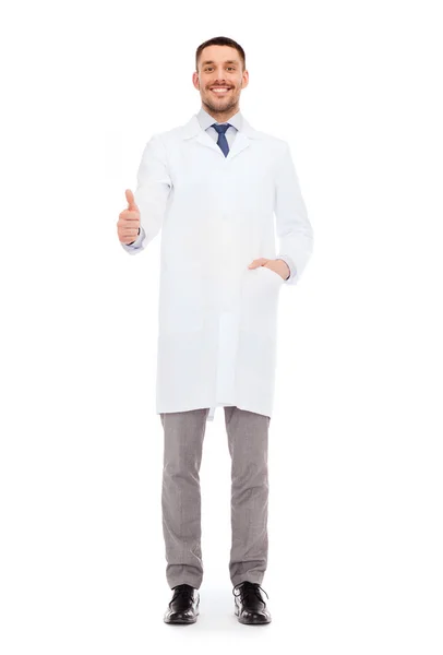 Sonriente médico varón mostrando los pulgares hacia arriba —  Fotos de Stock