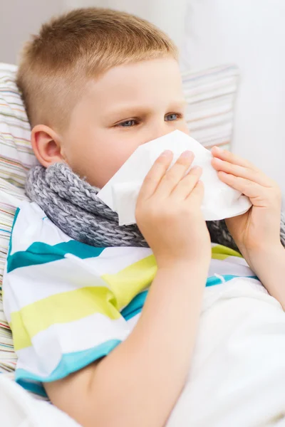 Menino doente com gripe em casa — Fotografia de Stock