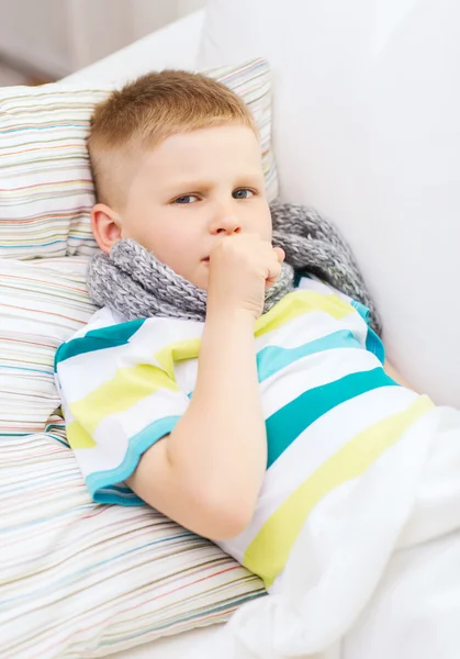 Menino doente com gripe em casa — Fotografia de Stock