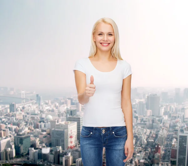 Frau zeigt Daumen hoch — Stockfoto