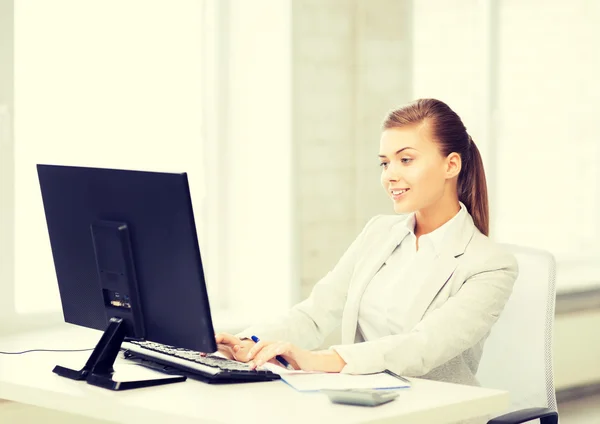Бизнесмен с компьютером в офисе — стоковое фото