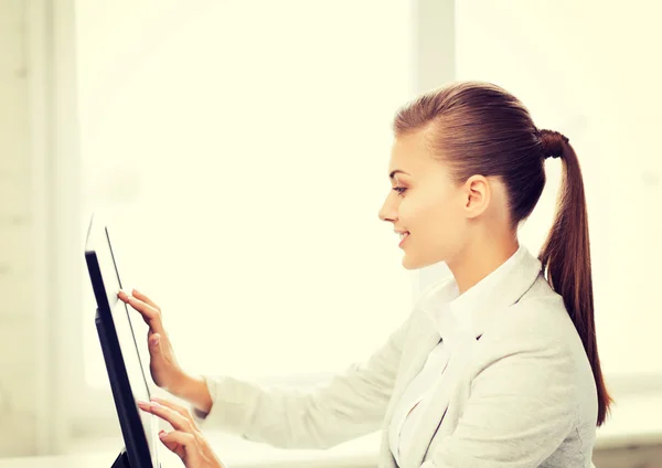 Mujer de negocios sonriente con pantalla táctil en la oficina —  Fotos de Stock