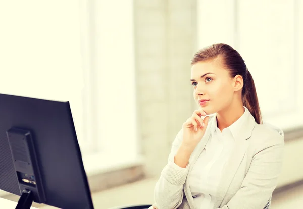 Nadenkend vrouw in office — Stockfoto