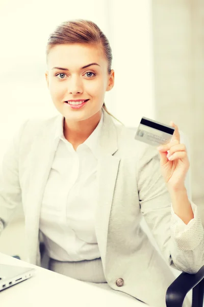 Zakenvrouw met laptop weergegeven: creditcard — Stockfoto