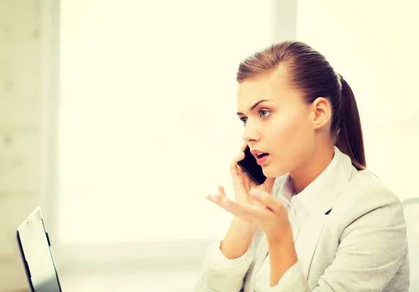 Picture of confused woman with smartphone — Stock Photo, Image