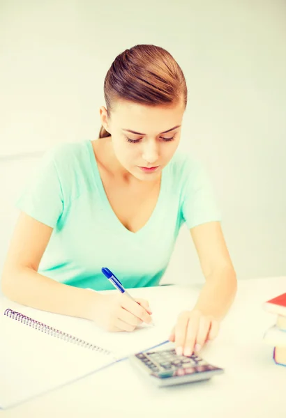 Estudiante chica con cuaderno y calculadora —  Fotos de Stock