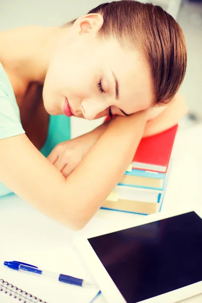 Estudante cansado dormindo em estoque de livros — Fotografia de Stock