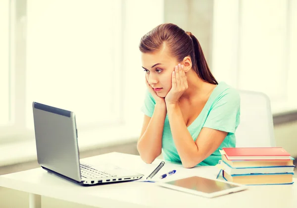 Étudiant stressé avec ordinateur à la maison — Photo