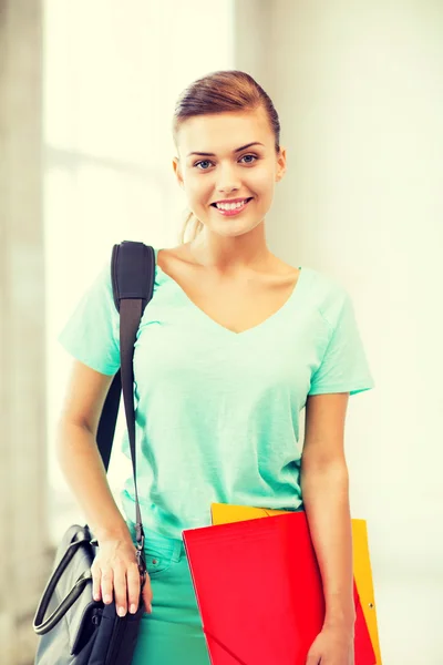 Uczeń dziewczyna z tornister i kolor folderów — Zdjęcie stockowe