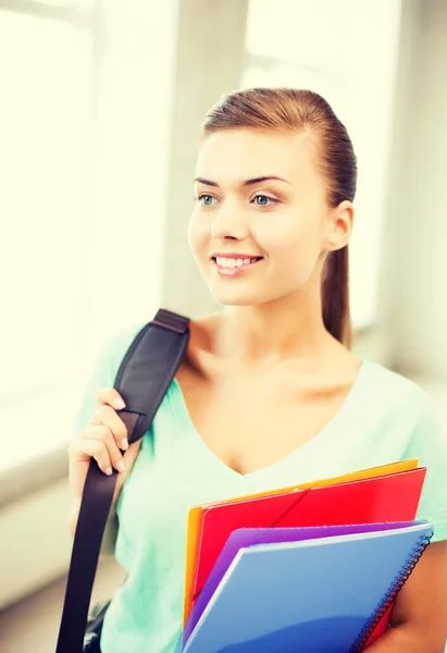 Student tjej med väska och färg mappar — Stockfoto