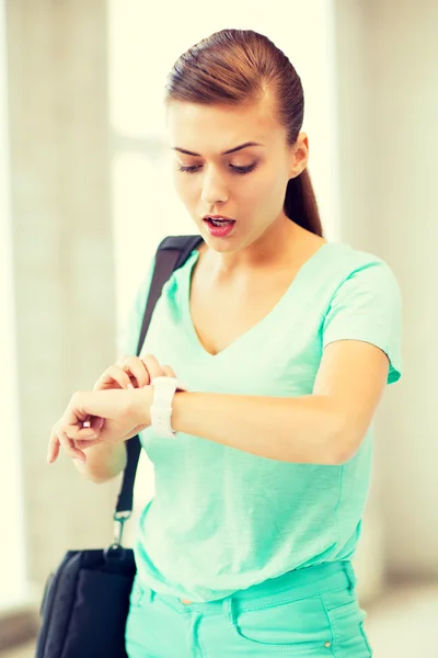 Surprised student girl looking at clock — Stock Photo, Image