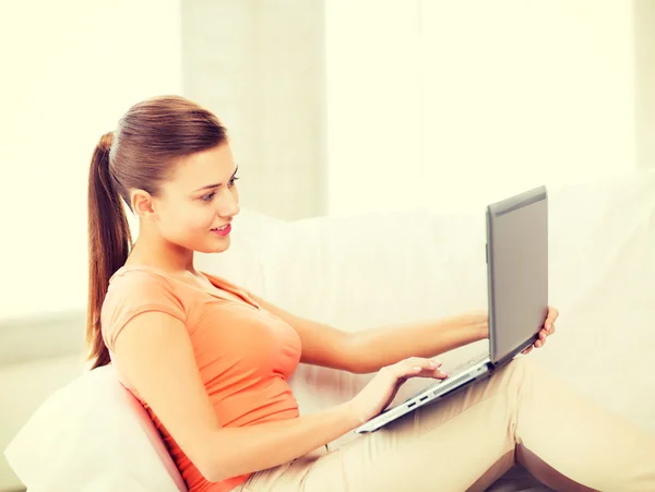 Mujer feliz usando el ordenador portátil en casa —  Fotos de Stock