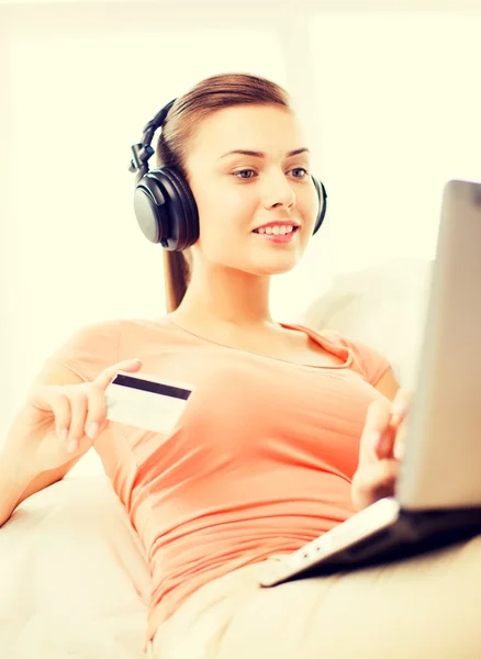 Mujer con auriculares —  Fotos de Stock