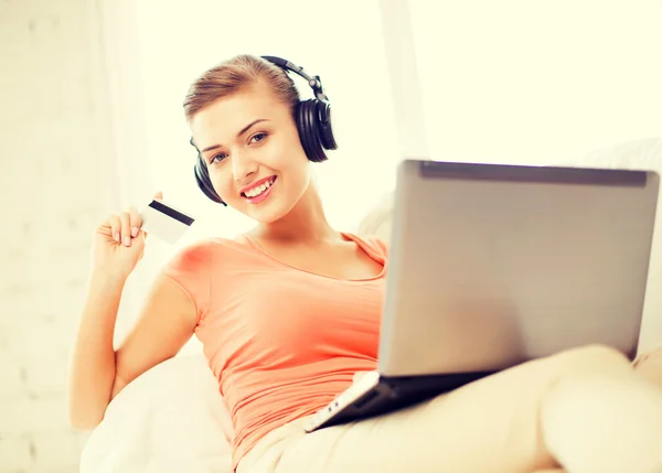 Mujer con auriculares — Foto de Stock