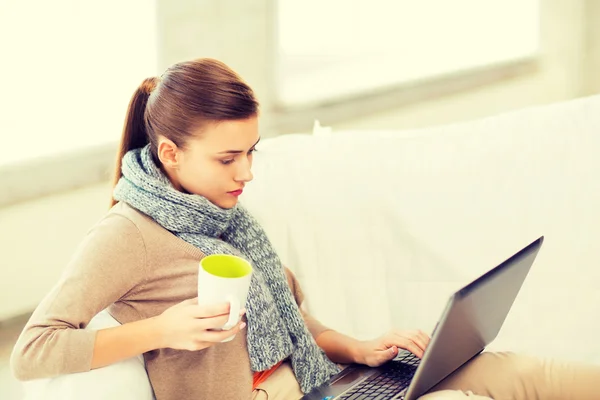 Diseased woman in scarf using laptop at home — Stock Photo, Image