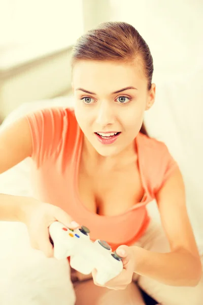 Kvinna med joystick spelar TV-spel — Stockfoto