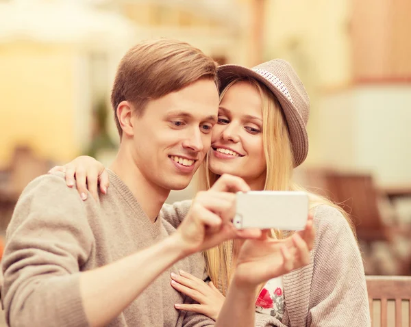 Coppia scattare selfie con smartphone — Foto Stock