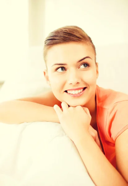 Mulher sorridente deitada no sofá — Fotografia de Stock