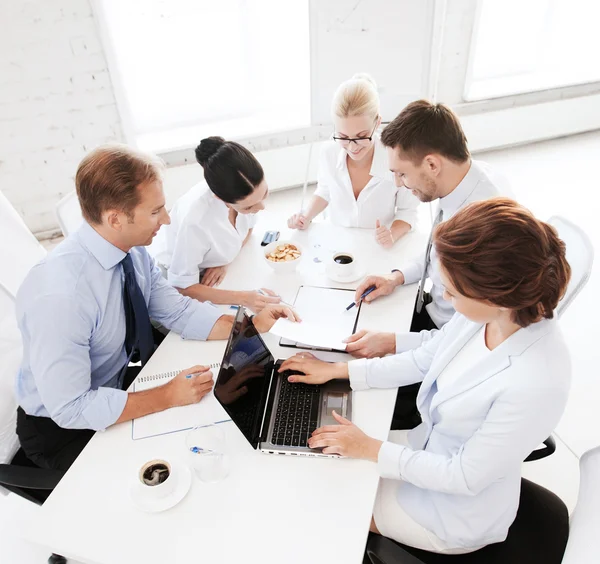 Zespół firmy o spotkanie w biurze — Zdjęcie stockowe
