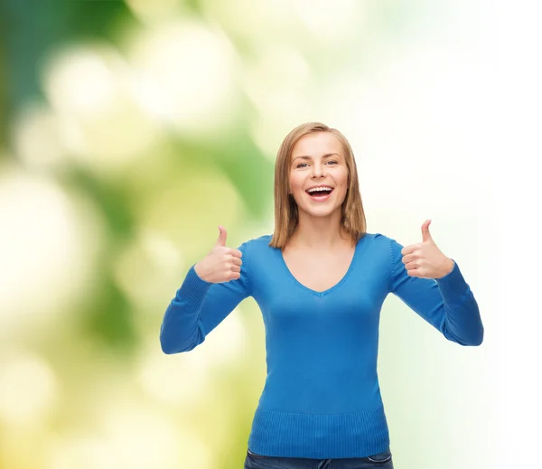 Sonriente chica en ropa casual mostrando los pulgares hacia arriba —  Fotos de Stock