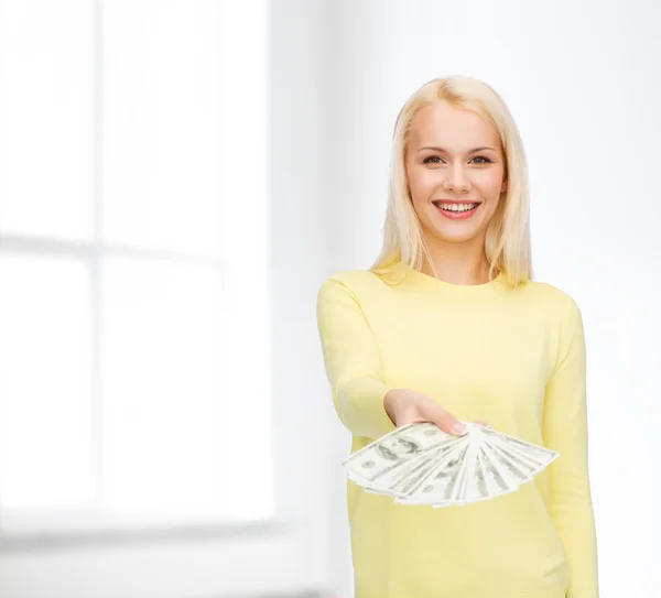 Menina sorridente com dinheiro em dinheiro dólar — Fotografia de Stock