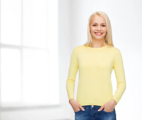 Menina sorridente em roupas casuais — Fotografia de Stock