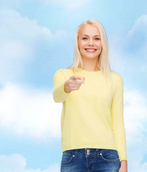 Lachende vrouw wijzende vinger op je — Stockfoto