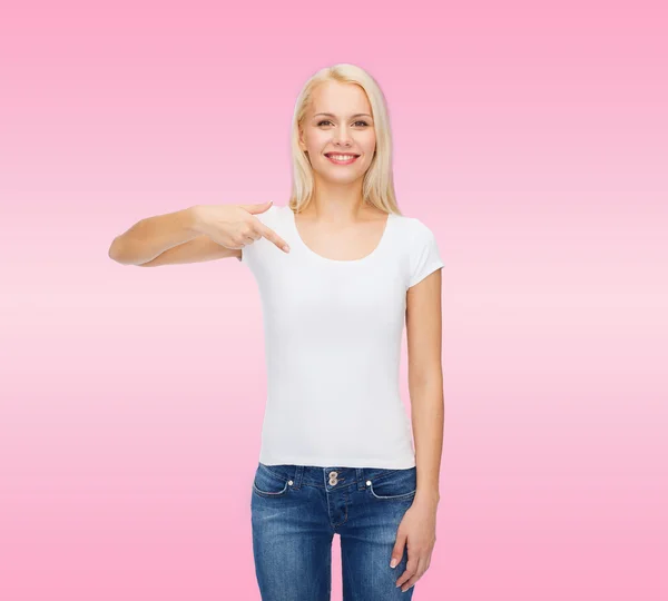 Mujer joven sonriente en camiseta blanca en blanco — Foto de Stock