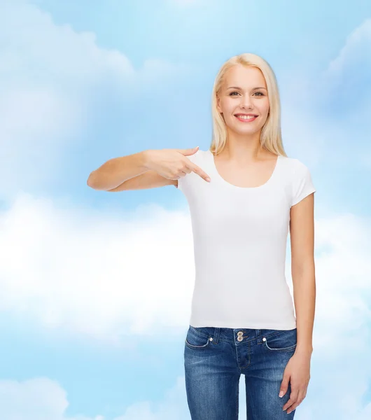 Lachende jonge vrouw in lege witte t-shirt — Stockfoto