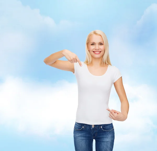 Sorrindo jovem mulher em branco t-shirt — Fotografia de Stock