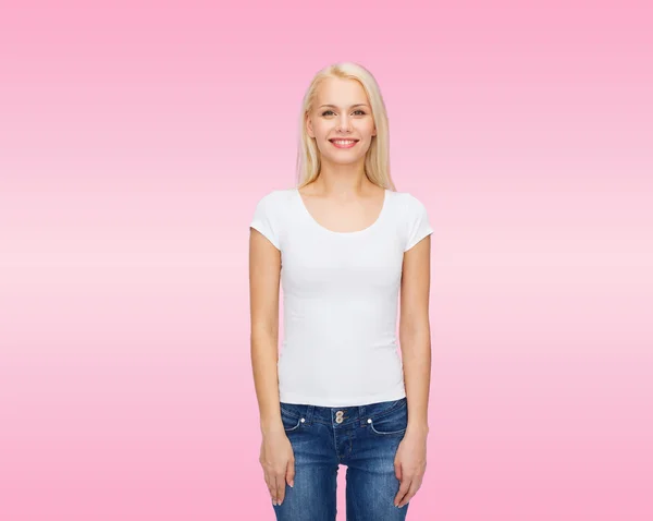 Mujer sonriente en camiseta blanca en blanco — Foto de Stock