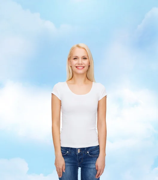 Leende kvinna i blank vit t-shirt — Stockfoto