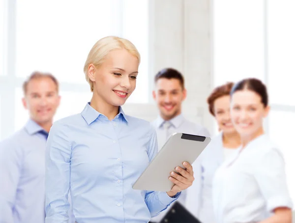 Sorrindo mulher olhando para tablet pc computador — Fotografia de Stock