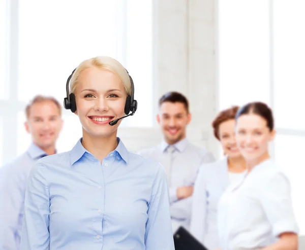 Amigable operador de línea de ayuda femenina con auriculares — Foto de Stock