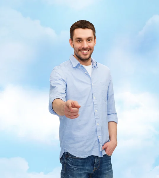 Lächelnder Mann, der mit dem Finger auf dich zeigt — Stockfoto