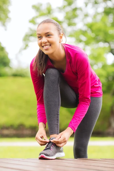 Mujer sonriente haciendo ejercicio al aire libre — Foto de Stock