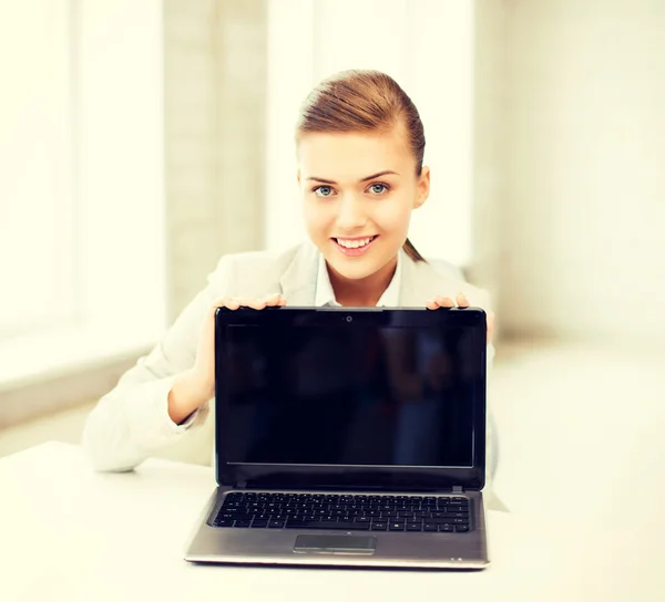 Empresária com laptop no escritório — Fotografia de Stock