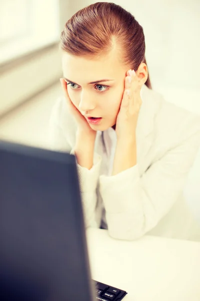 Empresária estressada com computador — Fotografia de Stock