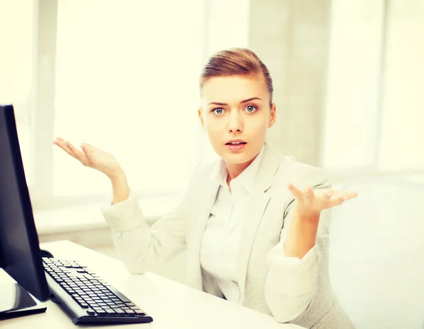 Empresária estressada com computador — Fotografia de Stock