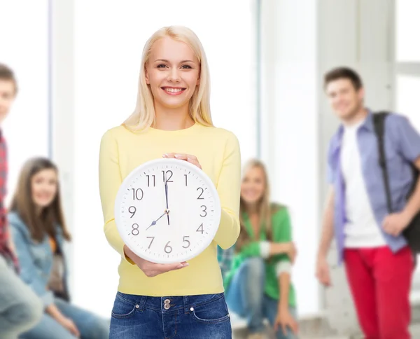 Studente con orologio da parete — Foto Stock