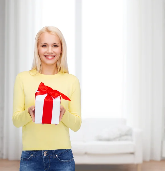 Menina sorridente com caixa de presente — Fotografia de Stock