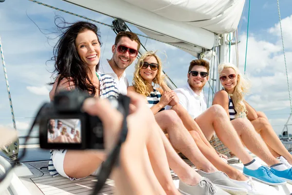 Amici sorridenti che fotografano su yacht — Foto Stock