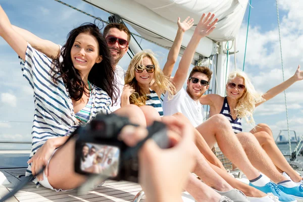 Ler vänner fotografering på yacht — Stockfoto