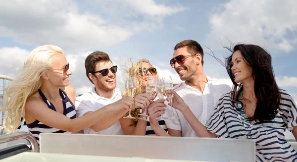 Ler vänner med glas champagne på yacht — Stockfoto