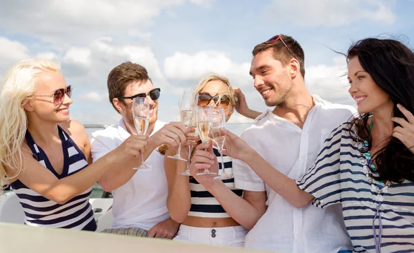 Amici sorridenti con bicchieri di champagne sullo yacht — Foto Stock