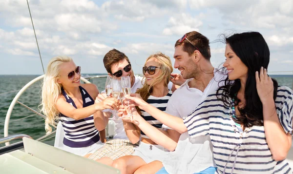 Amici sorridenti con bicchieri di champagne sullo yacht — Foto Stock